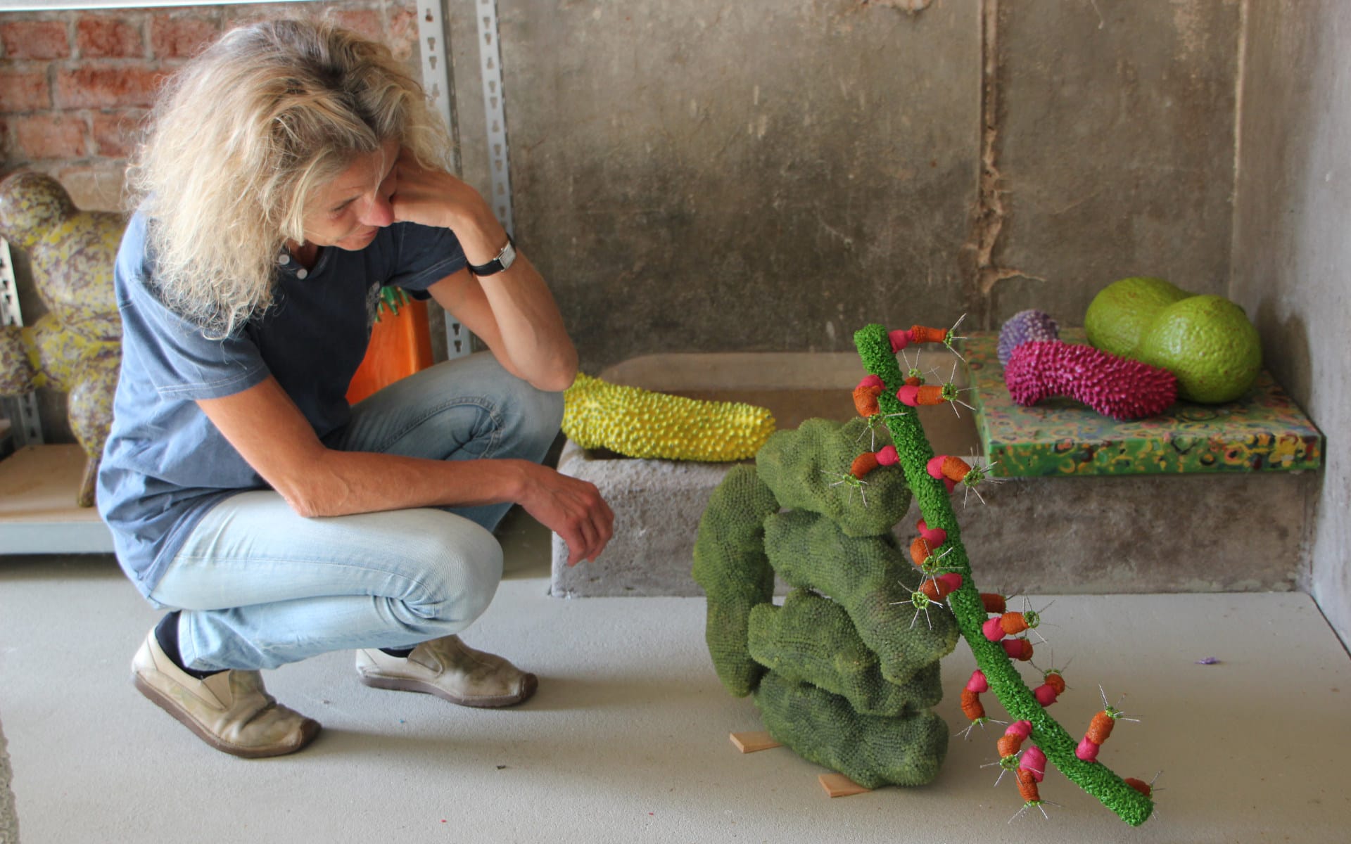 Kunsttour Betzin-Brunne - Ein Gast beim bewundern der Kunst im Atelier von Marina Schreiber